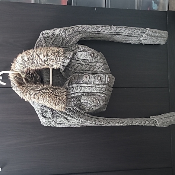 Long sleeve cropped fur rimmed sweater - Picture 5 of 5